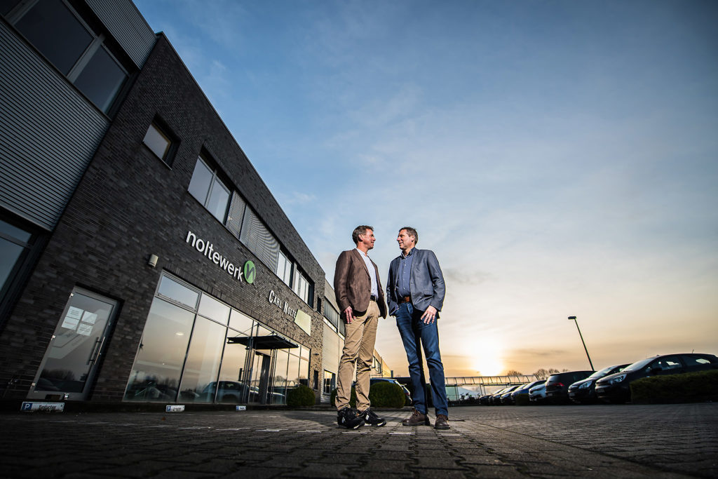 Die beiden Geschäftsführer der noltewerk GmbH und Carl Nolte GmbH stehen vor dem Firmensitz in Greven - Münsterland